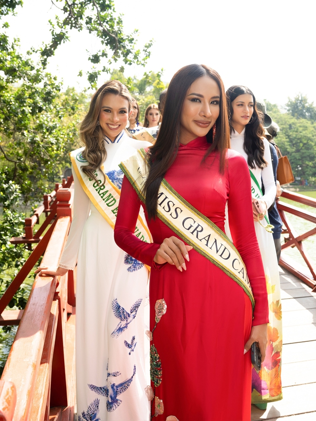 Thí sinh Hoa hậu Hòa bình quốc tế 2023 duyên dáng áo dài thăm Hà Nội - Ảnh 3.