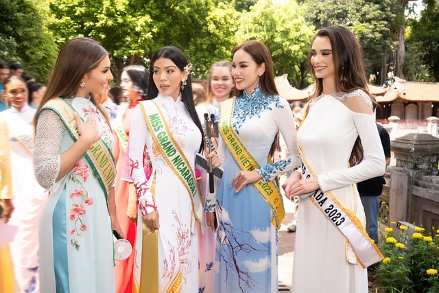 Thí sinh Hoa hậu Hòa bình quốc tế 2023 duyên dáng áo dài thăm Hà Nội - Ảnh 10.