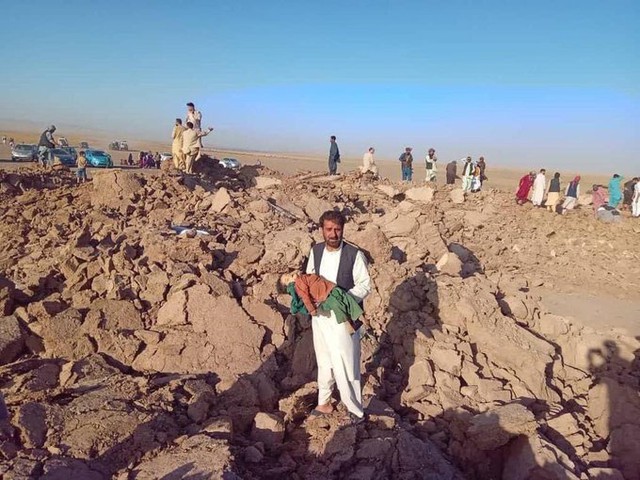 Động đất ở Afghanistan: Chạy đua với thời gian tìm kiếm người mất tích - Ảnh 1.