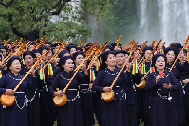 1000 người biểu diễn hát Then, đàn Tính trước du khách xác lập kỉ lục Việt Nam - Ảnh 2.