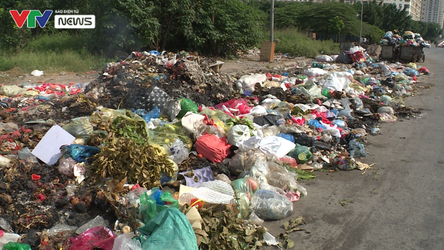 Ngổn ngang những bãi rác thải tự phát ngay giữa Thủ đô - Ảnh 3.