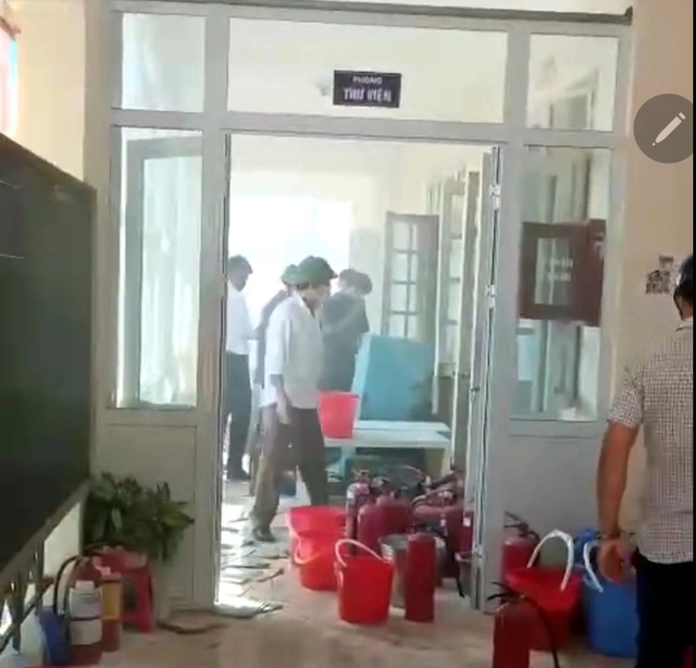 Hà Nội: Trường Tiểu học xảy ra hỏa hoạn, hàng trăm học sinh chạy thoát xuống sân - Ảnh 1.