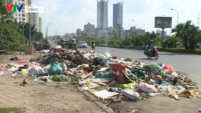 Ngổn ngang những bãi rác thải tự phát ngay giữa Thủ đô - Ảnh 1.