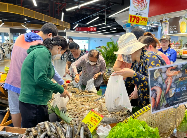 Nhiều siêu thị giảm giá hải sản đến 40% - Ảnh 1.