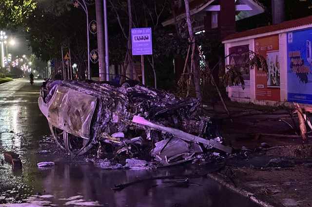 Quảng Bình: Xe ô tô cháy rụi do tai nạn - Ảnh 1.