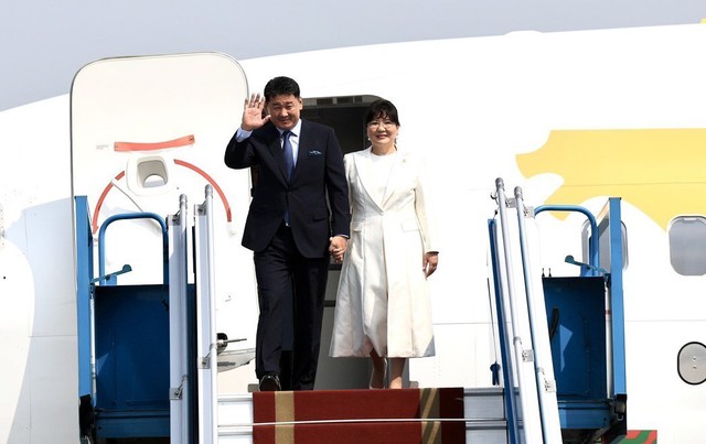 Tổng thống Mông Cổ đến Hà Nội, bắt đầu chuyến thăm cấp Nhà nước tới Việt Nam - Ảnh 1.