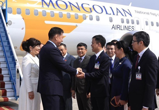 Tổng thống Mông Cổ đến Hà Nội, bắt đầu chuyến thăm cấp Nhà nước tới Việt Nam - Ảnh 2.