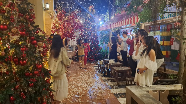 Trung tâm thương mại, quán cafe tại TP Hồ Chí Minh trang hoàng Giáng Sinh sớm để hút khách - Ảnh 5.