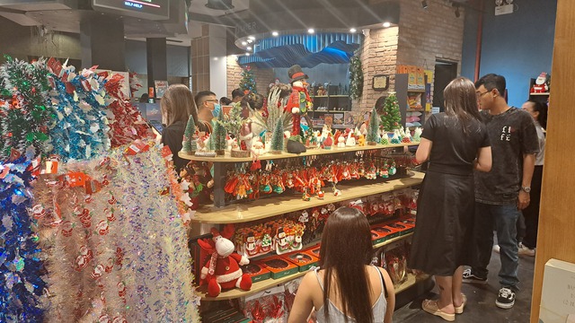 Trung tâm thương mại, quán cafe tại TP Hồ Chí Minh trang hoàng Giáng Sinh sớm để hút khách - Ảnh 6.