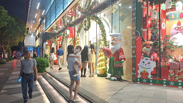 Trung tâm thương mại, quán cafe tại TP Hồ Chí Minh trang hoàng Giáng Sinh sớm để hút khách - Ảnh 1.