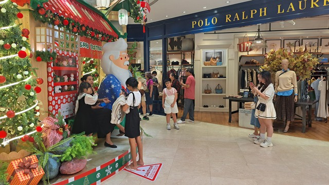 Trung tâm thương mại, quán cafe tại TP Hồ Chí Minh trang hoàng Giáng Sinh sớm để hút khách - Ảnh 7.