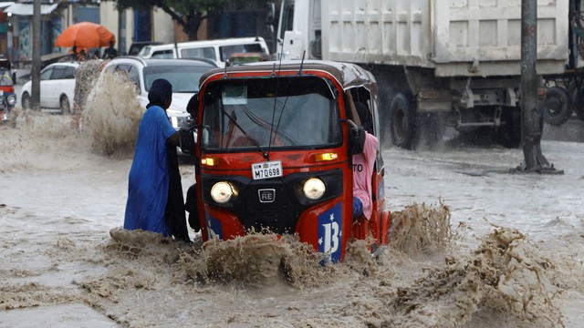 Lũ lụt tồi tệ nhất trong nhiều thập kỷ ở Somalia  và Kenya khiến hàng chục người tử vong - Ảnh 2.