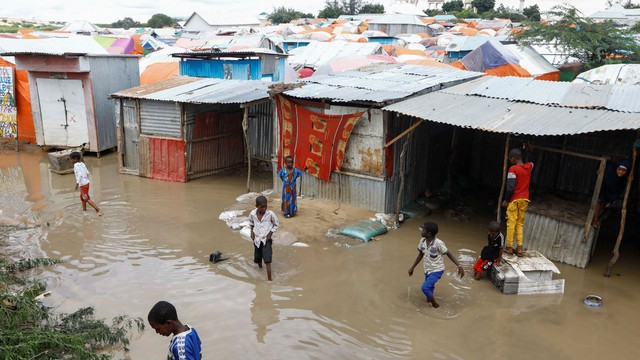 Lũ lụt tồi tệ nhất trong nhiều thập kỷ ở Somalia  và Kenya khiến hàng chục người tử vong - Ảnh 4.