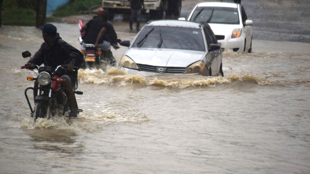 Lũ lụt tồi tệ nhất trong nhiều thập kỷ ở Somalia  và Kenya khiến hàng chục người tử vong - Ảnh 5.