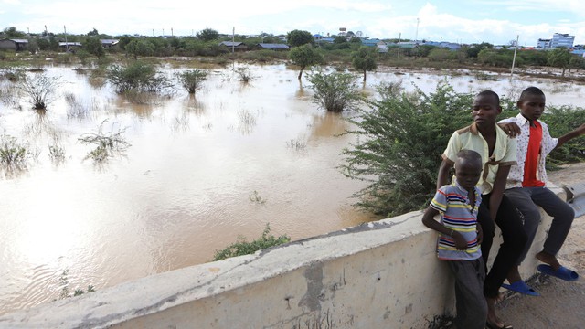 Lũ lụt tồi tệ nhất trong nhiều thập kỷ ở Somalia  và Kenya khiến hàng chục người tử vong - Ảnh 6.