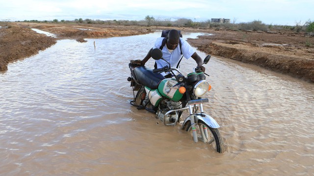 Lũ lụt tồi tệ nhất trong nhiều thập kỷ ở Somalia  và Kenya khiến hàng chục người tử vong - Ảnh 7.