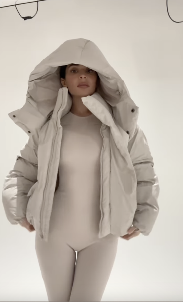 Thương hiệu thời trang của Kylie Jenner bị tố sao chép Kanye West - Ảnh 1.