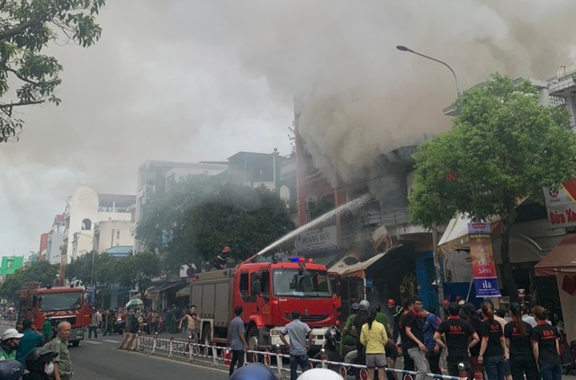 Cửa hàng bán thiết bị điện tại TP Hồ Chí Minh cháy, nhân viên tháo chạy - Ảnh 1.