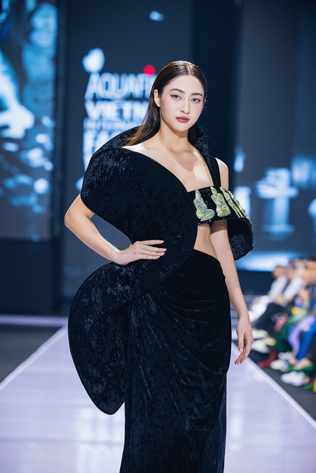 Hoa hậu Lương Thùy Linh làm vedette trong show diễn của Phan Đăng Hoàng - Ảnh 7.