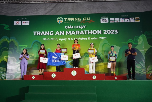 VĐV Trang An Marathon 2023 phủ đầy sắc màu trên đường chạy di sản - Ảnh 2.