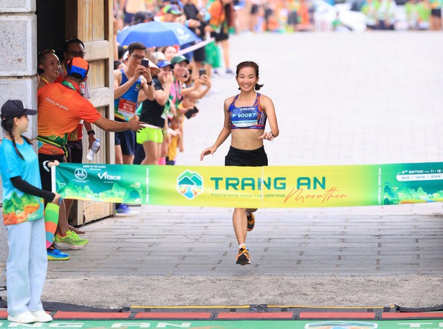 VĐV Trang An Marathon 2023 phủ đầy sắc màu trên đường chạy di sản - Ảnh 3.