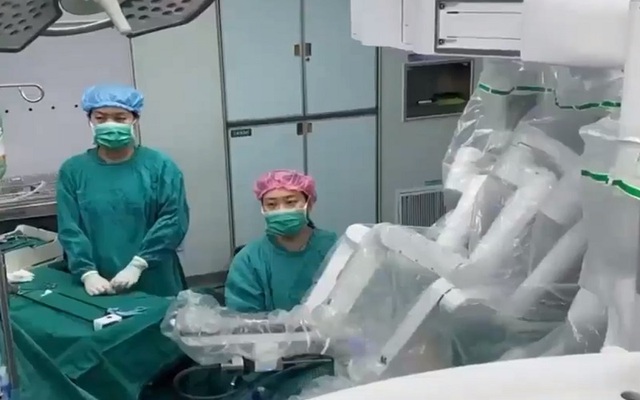 Robot phẫu thuật sản xuất tại Trung Quốc - Ảnh 1.