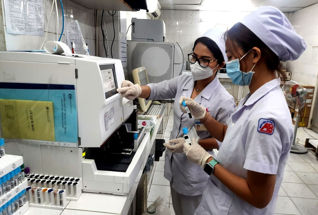 Vướng mắc mua sắm thiết bị y tế cho 3 bệnh viện cửa ngõ TP Hồ Chí Minh - Ảnh 1.