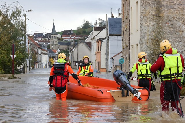 Mưa lớn hơn ở miền Bắc nước Pháp làm dấy lên lo ngại về đợt lũ lụt mới - Ảnh 1.