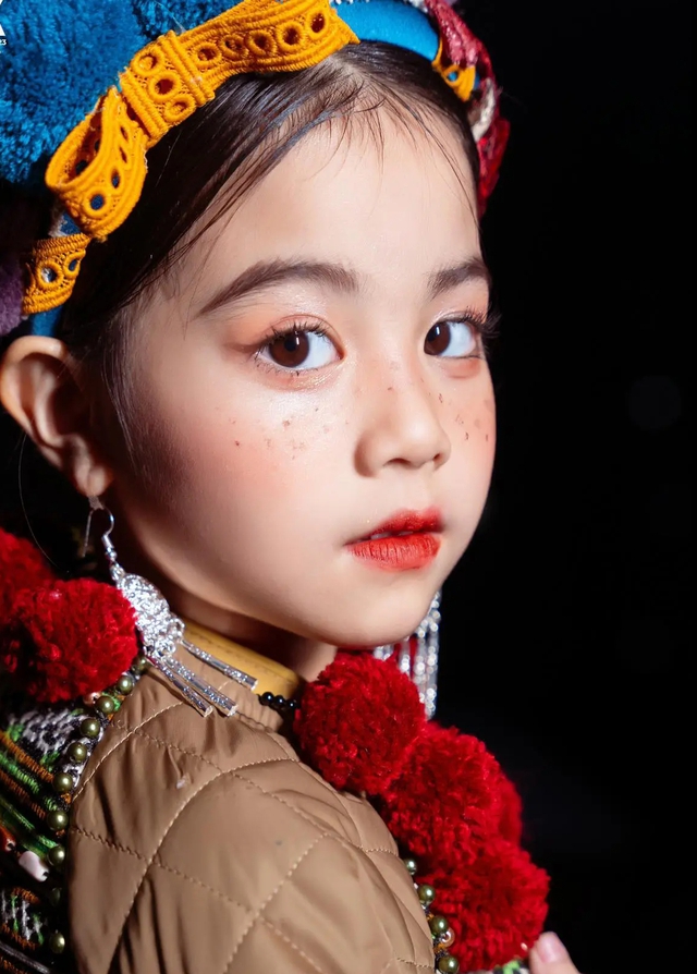 Gương mặt nhỏ tuổi nhất trình diễn tại Tuần lễ thời trang quốc tế Việt Nam 2023 - Ảnh 4.