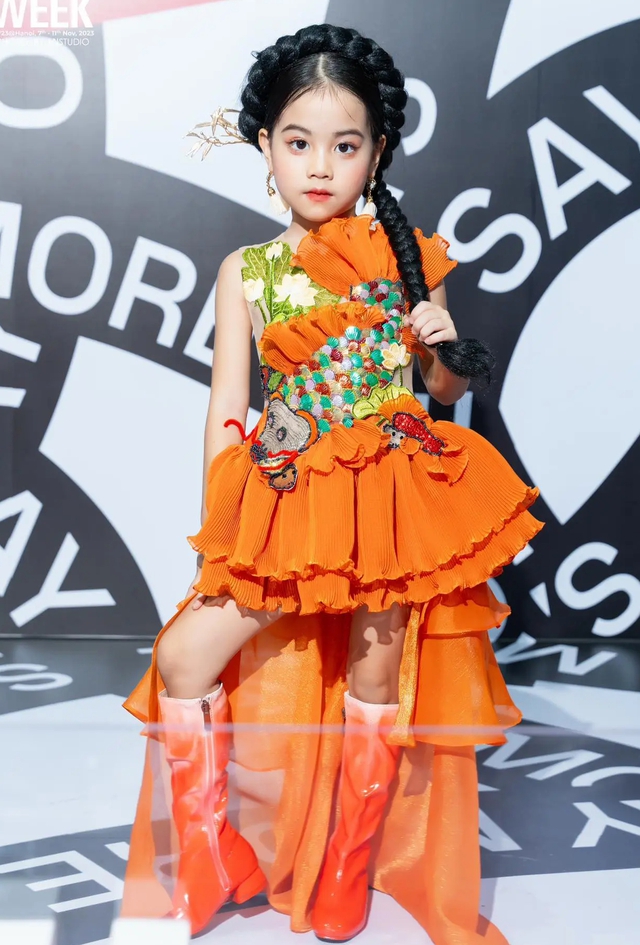 Gương mặt nhỏ tuổi nhất trình diễn tại Tuần lễ thời trang quốc tế Việt Nam 2023 - Ảnh 5.
