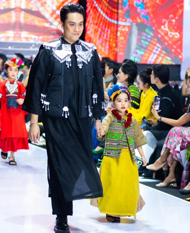 Gương mặt nhỏ tuổi nhất trình diễn tại Tuần lễ thời trang quốc tế Việt Nam 2023 - Ảnh 3.