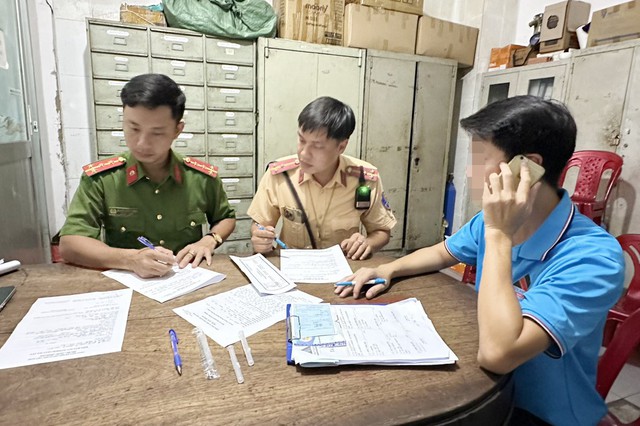 Nhiều tài xế xe khách bị xử phạt ở trung tâm TP Hồ Chí Minh - Ảnh 1.
