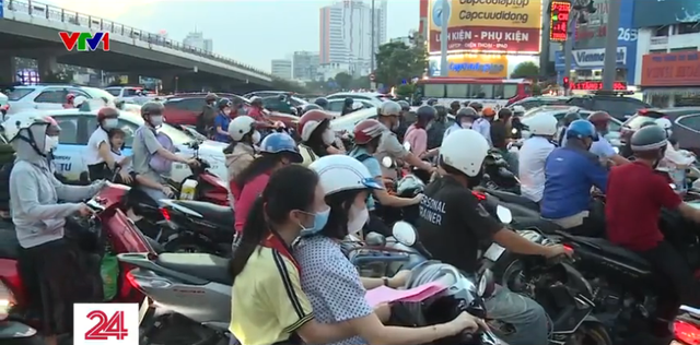 TP Hồ Chí Minh: Tái diễn tình trạng kẹt xe hàng giờ tại ngã tư Hàng Xanh - Ảnh 1.
