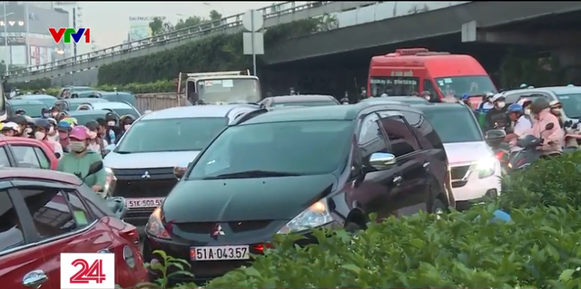 TP Hồ Chí Minh: Tái diễn tình trạng kẹt xe hàng giờ tại ngã tư Hàng Xanh - Ảnh 2.