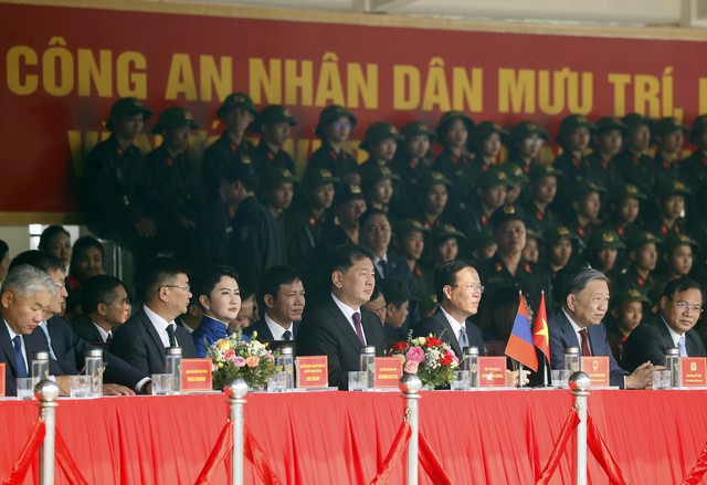 Chủ tịch nước và Tổng thống Mông Cổ thăm Bộ Tư lệnh Cảnh sát cơ động - Ảnh 1.