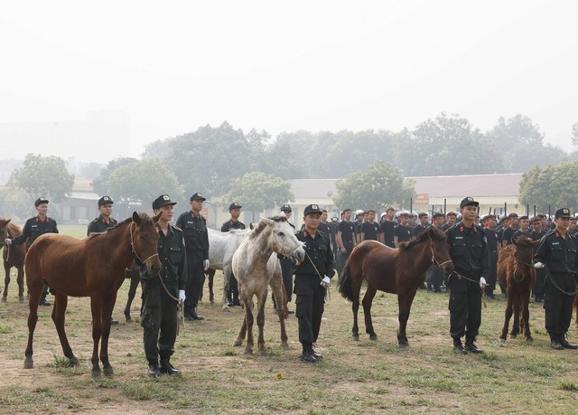 Chủ tịch nước và Tổng thống Mông Cổ thăm Bộ Tư lệnh Cảnh sát cơ động - Ảnh 4.