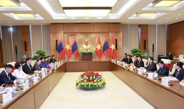 Chủ tịch Quốc hội Vương Đình Huệ hội kiến Tổng thống Mông Cổ Ukhnaagiin Khurelsukh - Ảnh 4.