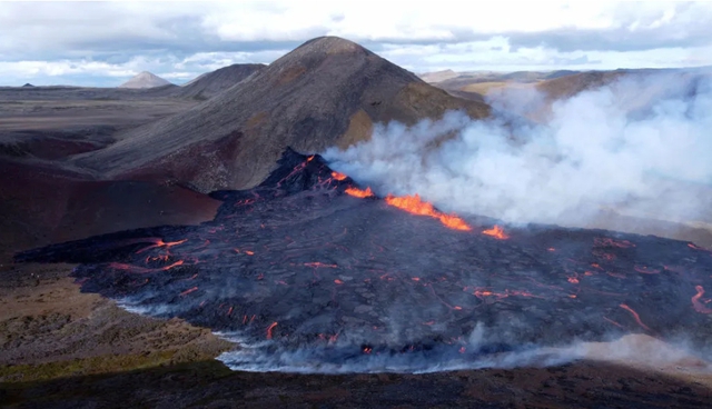 Iceland xây tường ngăn dòng dung nham núi lửa - Ảnh 1.