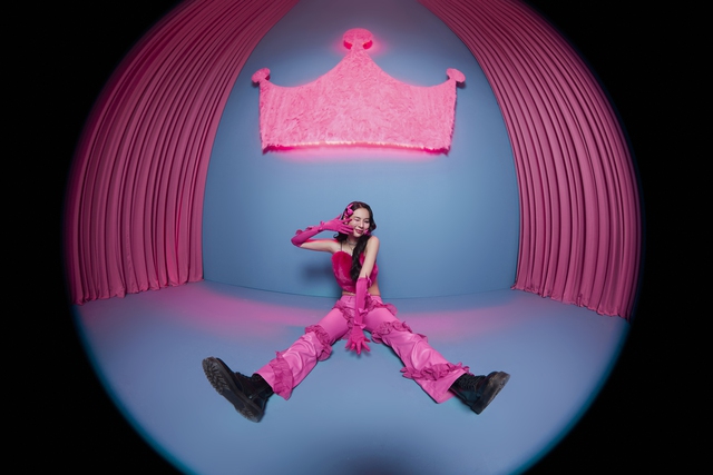 Phí Phương Anh phát hành MV Dancing Queen với thông điệp tích cực - Ảnh 2.