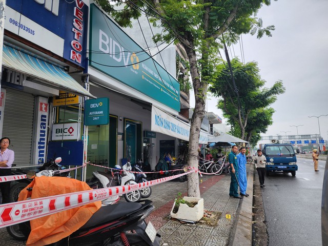 Hiện trường vụ cướp ngân hàng ở Đà Nẵng làm 1 bảo vệ tử vong - Ảnh 2.