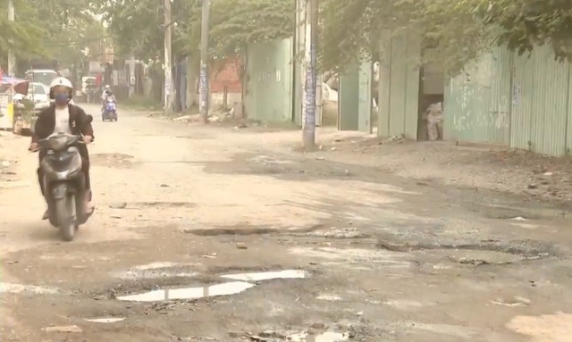 Ổ voi, ổ gà giăng bẫy người đi đường ở TP Hồ Chí Minh - Ảnh 2.