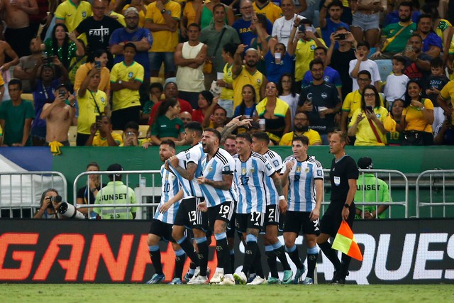 CĐV Argentina và Brazil ẩu đả trên khán đài, Messi gọi cả đội vào đường hầm - Ảnh 5.