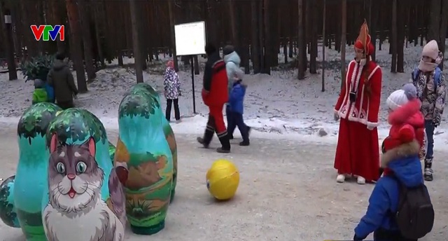 Ông già Tuyết ở Nga mừng sinh nhật - Ảnh 1.
