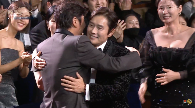 Lee Byung Hun chiến thắng giải Nam diễn viên xuất sắc của Giải thưởng Điện ảnh Rồng Xanh lần thứ 44 - Ảnh 1.