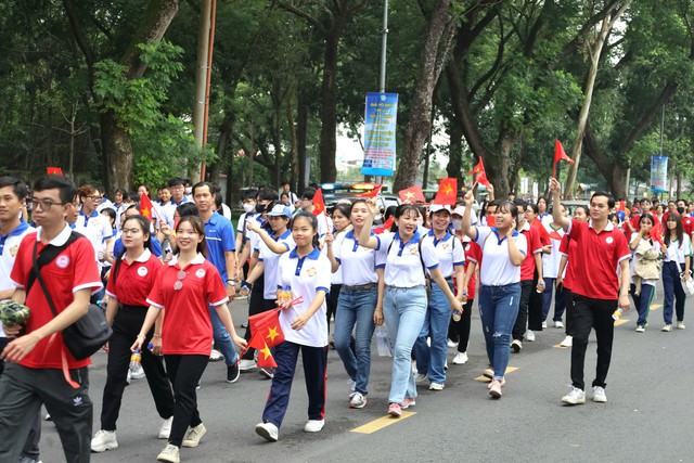 5.000 người đi bộ đồng hành vì người nghèo ở Cần Thơ - Ảnh 1.