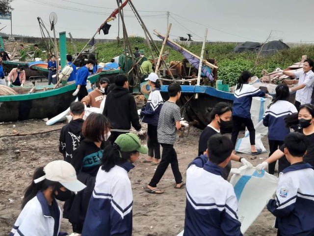 Hàng trăm bạn trẻ cùng dọn rác làm sạch bờ biển ở Nam Định - Ảnh 1.