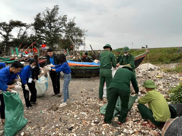 Hàng trăm bạn trẻ cùng dọn rác làm sạch bờ biển ở Nam Định - Ảnh 3.