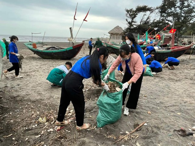Hàng trăm bạn trẻ cùng dọn rác làm sạch bờ biển ở Nam Định - Ảnh 6.