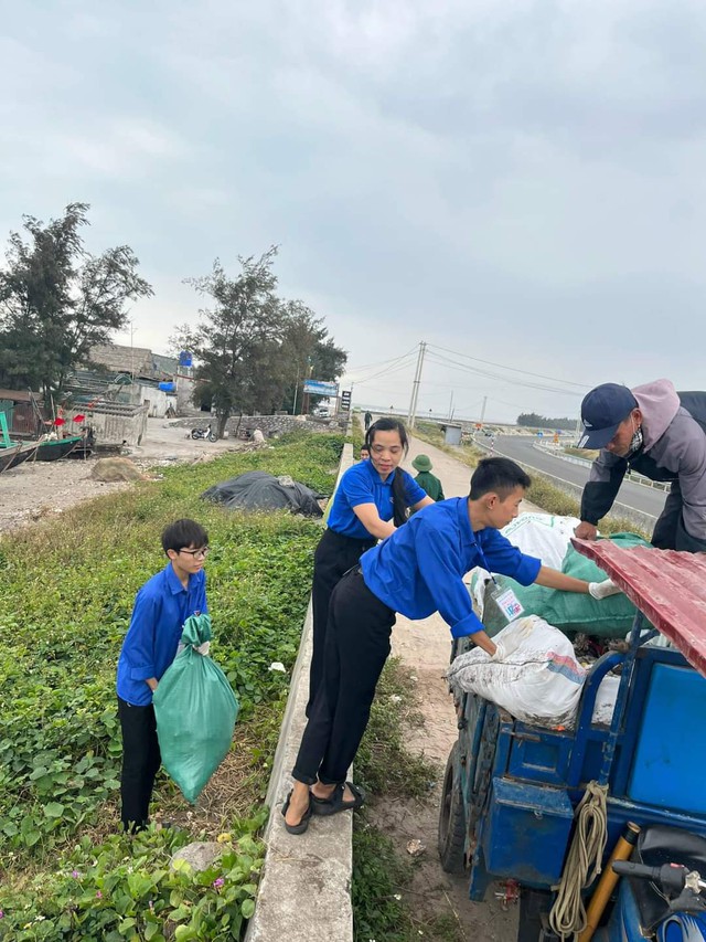 Hàng trăm bạn trẻ cùng dọn rác làm sạch bờ biển ở Nam Định - Ảnh 5.