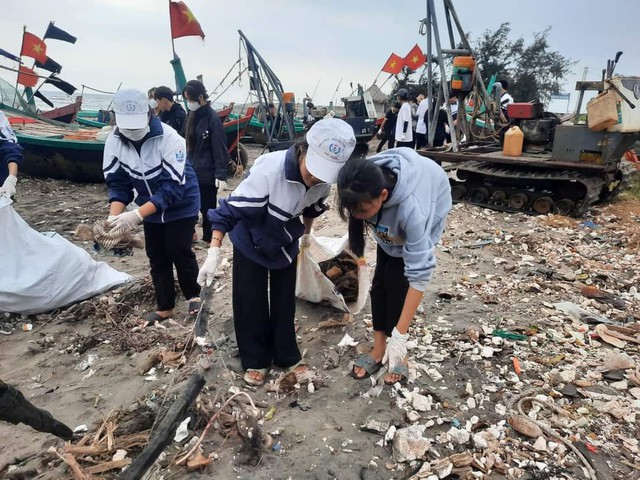 Hàng trăm bạn trẻ cùng dọn rác làm sạch bờ biển ở Nam Định - Ảnh 2.